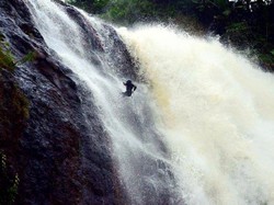 Ekstrem! Begini Serunya Canyoning di Curug Cikondang