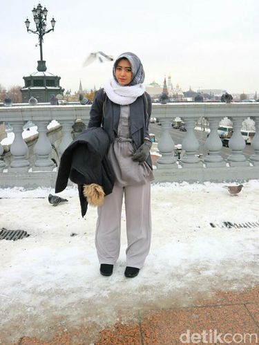 Foto: Gaya OOTD Hijab Saat Musim Dingin Ala Natasha Farani di Rusia