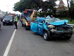 Truk Tabrak Taksi Hingga Ringsek, Beruntung Sopir Selamat