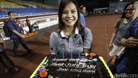 Kue berukuran cukup besar itu berhias tiga buah lilin berwana biru, dan ucapan selamat ulang tahun.