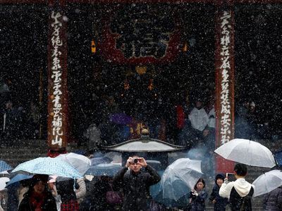 Jepang Bersalju Lebih Awal Sejak 54 Tahun Terakhir