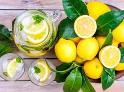 Apa Benar Minum Air dengan Lemon Bisa Menguruskan Badan?