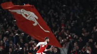 Sebuah bendera Arsenal dalam ukuran besar berkibar di tribun penonton saat Olivier Giroud merayakan gol ke gawang Paris Saint Germain. Laga itu tuntas 2-2. (Foto: Reuters / Stefan Wermuth Livepic)