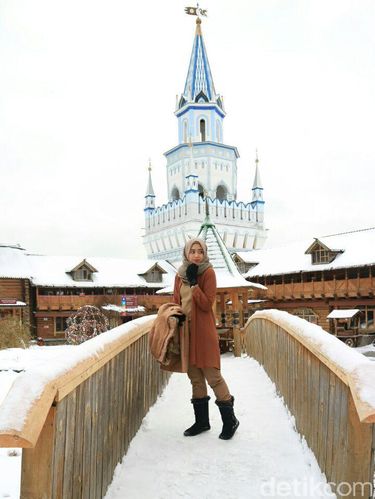 Foto: Gaya OOTD Hijab Saat Musim Dingin Ala Natasha Farani di Rusia