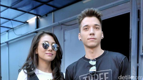 Love is in the Air! Stefan William dan Celine Evangelista Makin Mesra Aja