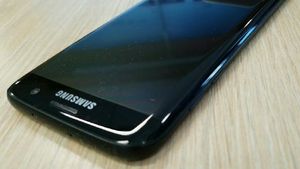 Kemilau Galaxy S7 Edge: Glossy Black