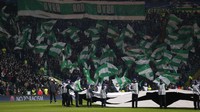 Suporter Celtic menghijaukan tribun penonton saat klubnya menjamu Barcelona. Celtic kalah 0-2, tapi suporter tak berhenti memberi dukungan ke skuatnya (dan juga menyoraki Neymar). (Foto: Reuters / Russell Cheyne Livepic)