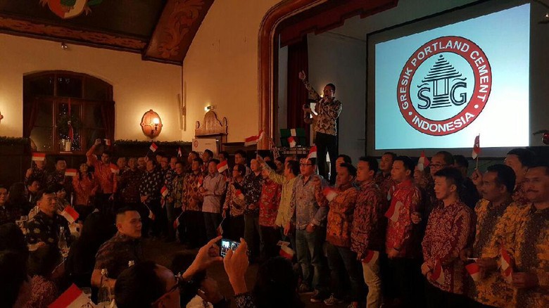 Rekor MURI ramai-ramai berbatik di luar negeri (Fitraya/detikTravel) Rekor MURI ramai-ramai berbatik di luar negeri (Fitraya/detikTravel)