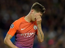 Roy Keane: John Stones Terlalu Lemah, Jatuh Kehilangan Bola Seperti Anak Kecil