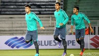 (Ki-ka) Andritany Ardhiyasa, Kurnia Meiga Hermansyah, dan Teja Paku Alam tampak serius menjalani latihan.