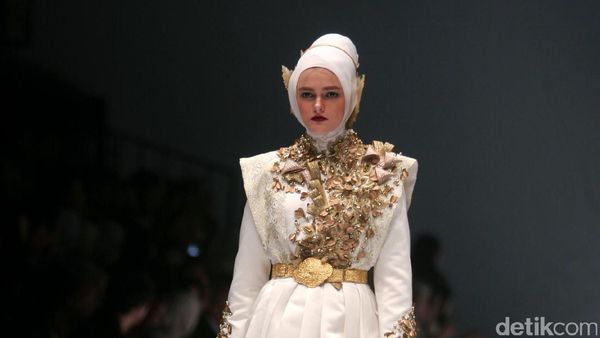 Foto: Koleksi Dian Pelangi di Jakarta Fashion Week 2017