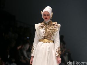 Foto: Koleksi Dian Pelangi di Jakarta Fashion Week 2017
