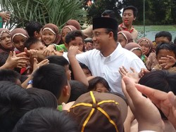 Di Pesantren Darunnajah, Ratusan Santri Berebut Bersalaman Dengan Anies