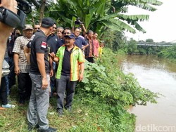 Di Tepi Sungai Ciliwung, Agus Yudhoyono Berjanji Jaga Keselamatan Warga DKI