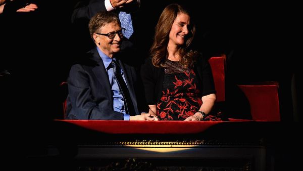 Obama Kalungkan Medali Kehormatan untuk Bill Gates