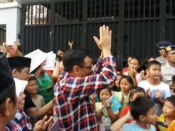 Djarot Sambangi Pasar Bedeng, Warga Berebut Minta Buku Tulis