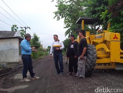 Ada Padat Karya Cash Jokowi, Bangun Jalan Desa Pakai Tenaga Lokal
