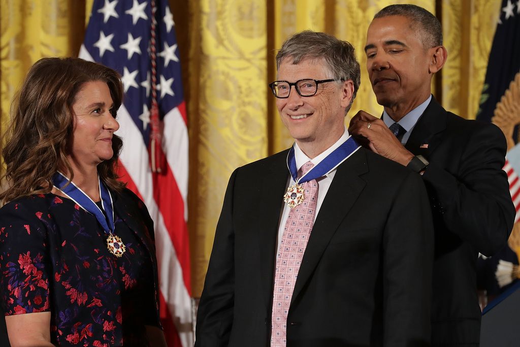 WASHINGTON, DC - NOVEMBER 22:  U.S. President Barack Obama (R) awards the Presidential Medal of Freedom to Microsoft founder Bill Gates (C) and his wife Melinda Gates (L), who have donated billions of dollars globally to promote health and fight poverty, during a ceremony in the East Room of the White House November 22, 2016 in Washington, DC. Obama presented the medal to 19 living and two posthumous pioneers in science, sports, public service, human rights, politics and the arts.  (Photo by Chip Somodevilla/Getty Images)