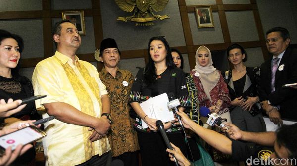 Sejumlah Artis Sambangi DPR