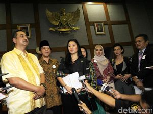 Sejumlah Artis Sambangi DPR Sejumlah Artis Sambangi DPR