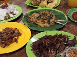 Rodjo: Lezat Menyengat, Ayam dan Bebek Remuk Dicocol Sambal Rawit Merah