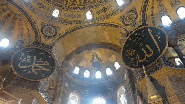 Saat Simbol Agama Islam & Kristen Berdampingan di Hagia Sophia