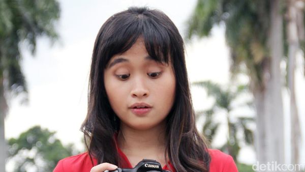 Gritte Agatha Sibuk dengan Kamera Kesayangannya