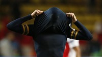 Dele Alli menutupi wajahnya sebagai tanda kekecewaan setelah Tottenham Hotspur kalah 1-2 dalam lawatan ke AS Monaco. Hasil laga itu membuat Spurs tersingkir dari Liga Champions. (Foto: Reuters / Matthew Childs Livepic)