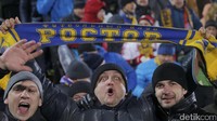 Pendukung Rostov merayakan kemenangan mereka atas rakasasa Jerman tersebut. REUTERS/Maxim Shemetov.