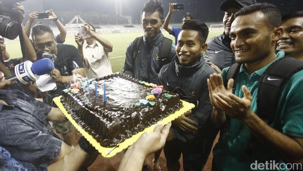 Tiga pemain Timnas Indonesia di Piala AFF 2016 menerima kejutan kue ulang tahun dari KBRI Manila usai menjalani latihan Stadion Rizal Memorial. Acara tiup lilin digelar di pinggir lapangan.