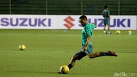 Rizky Pora bersama para pemain timnas lainnya berlatih di Stadion Rizal Memorial, Manila, Kamis (24/11/2016).