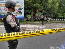 Heboh di Depan Kota Kasablanka Gara-gara Miniatur Becak Tertinggal di Halte