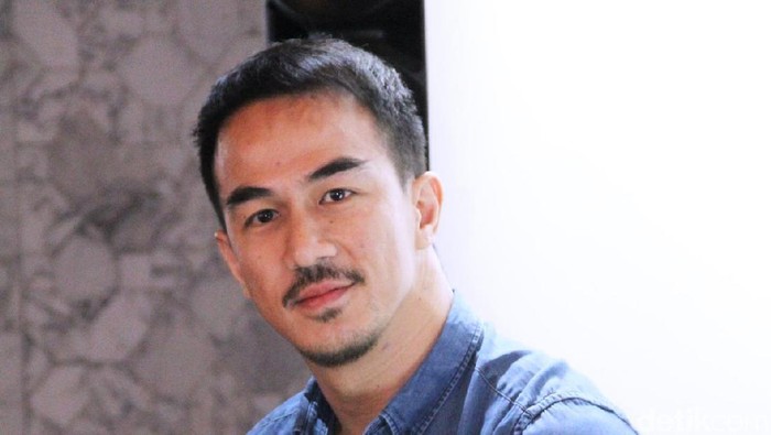 Joe Taslim penuhi asupan air putih dan istirahat yang cukup biar semangat kerja. Foto: Ismail/detikHOT