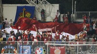 Menang dengan skor 2-1, sejumlah suporter luapkan kegembiraan mereka.