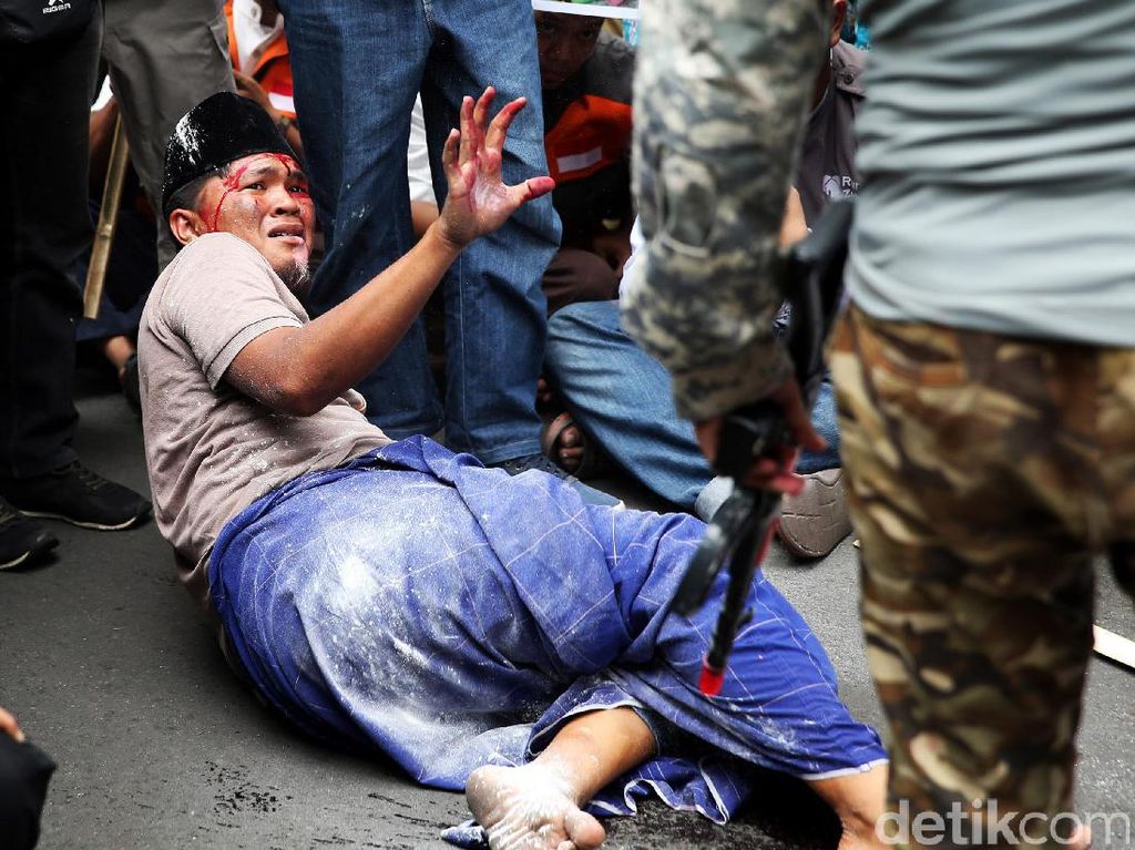 Aksi Teatrikal Konflik Rohingya di Kedubes Myanmar Aksi Teatrikal Konflik Rohingya di Kedubes Myanmar