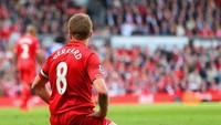 Dalam otobiografinya, Steven Gerrard pernah mengisahkan cedera pada penis ketika menghadapi Bournemouth di Piala FA tahun 2014. Penisnya tersayat dan ada banyak darah. Aku butuh empat jahitan. Foto: Getty Images/Clive Brunskill