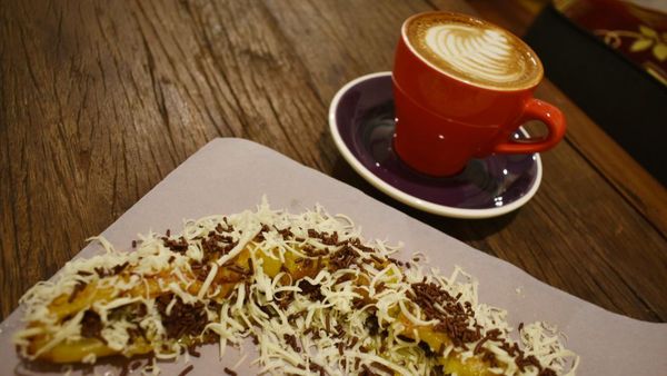 Nyam! Enaknya Ngemil Pisang Keju dengan Caramel Macchiato Hangat