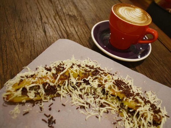 Nyam! Enaknya Ngemil Pisang Keju dengan Caramel Macchiato Hangat