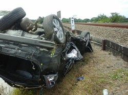 Sedan Vios Tertabrak Kereta di Cirebon, Tiga Orang Tewas