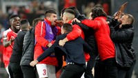 Para pemain Hapoel Beer Sheva merayakan kemenangan. Dengan kemenangan ini Hapoel menempati posisi ketiga dengan perolehan tujuh poin. Sementara Inter cuma mendapatkan tiga poin dari lima pertandingan. Ammar Awad/Reuters/detikFoto.