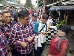 Djarot Blusukan di Petamburan, Sapa Warga dan Minum Jamu