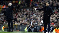 Jose Mourinho dan Giovanni van Bronckhorst memberikan pengarahan kepada para pemain. Phil Noble/Reuters/detikFoto.