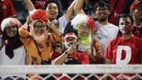 Tak hanya kompak mengenakan busana senada, mereka juga tampil dengan atribut yang meriah.