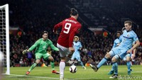 Ibrahimovic melepaskan tendangan yang mengenai Jones sebelum masuk ke gawang Feyenoord. Carl Recine/Reuters/detikFoto.