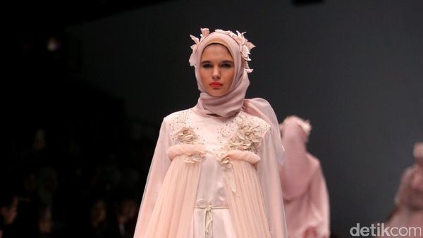 Foto: Koleksi Ria Miranda di Jakarta Fashion Week 2017