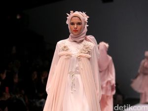 Foto: Koleksi Ria Miranda di Jakarta Fashion Week 2017
