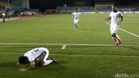 Andik bersujud usai mencetak gol.