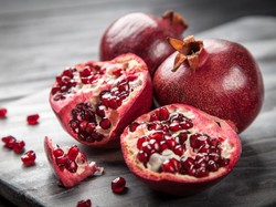 Kisah Sedekah Buah Delima Ali bin Abi Thalib kepada Seorang Pemuda Miskin