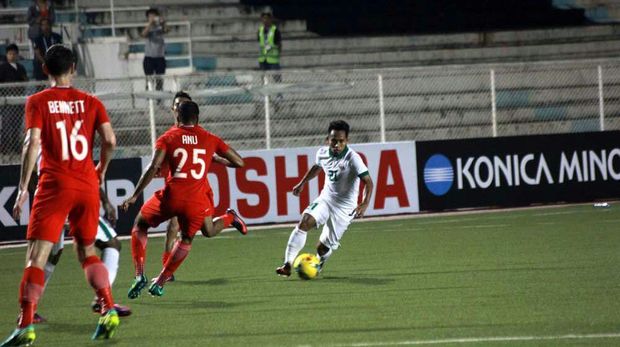 Andik Vermansah membela Timnas Indonesia menghadapi Singapura di Piala AFF 2016.