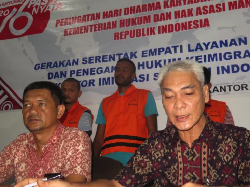 Lapor ke Pihak Berwajib Jika Menemukan Pungli oleh Pegawai Imigrasi